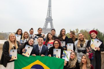 Com uma programação inovadora, Maikel Antunes lidera a primeira turma internacional em treinamento de terapia capilar na França e faz história ao formar profissionais da beleza na Torre Eiffel