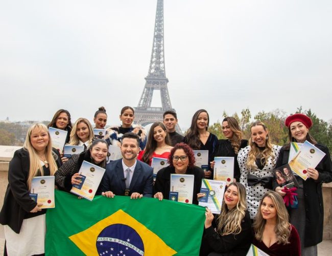 Com uma programação inovadora, Maikel Antunes lidera a primeira turma internacional em treinamento de terapia capilar na França e faz história ao formar profissionais da beleza na Torre Eiffel